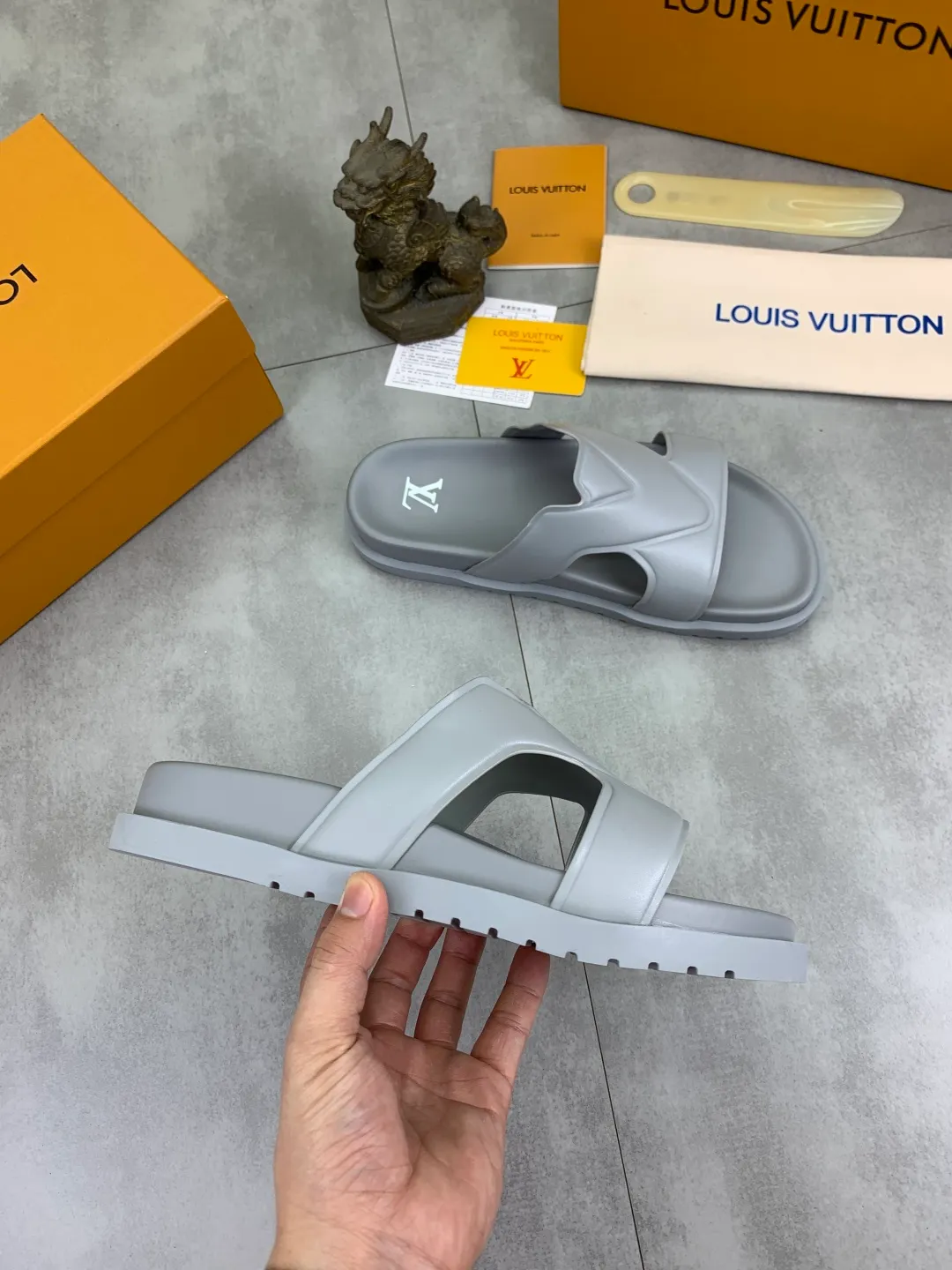 Men's shoes 💰P320💰【New style】🆘 Original quality 【LOUIS VUITTON】The popular Louis Vuitton LV men's slippers on the official website are on sale simultaneously! Original fabric imported from Italy, original factory special supply, code number: 38-44 (45 customized), many colors available